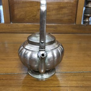 กานำ้ทองเหลือเก่าลายกลีบมะเฟืองพร้อมฝา และหูหิ้ว - Image 2