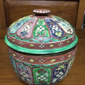 โถกระเบื้องเบญจรงค์สมัยอยุธยาตอนปลาย(รัตนโกสินทร์ตอนต้น) พร้อมฝา ลายกระจก สภาพค่อนข้างสมบูรณ์มีร้าว2เส้น ซ่อมสีที่เห็นภายในเล็กน้อย - Image 2