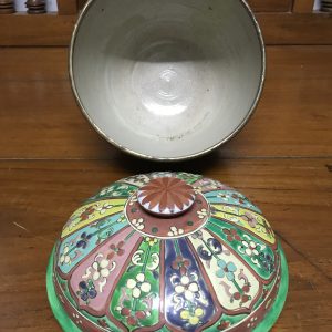 โถกระเบื้องเบญจรงค์สมัยอยุธยาตอนปลาย(รัตนโกสินทร์ตอนต้น) พร้อมฝา ลายกระจก สภาพค่อนข้างสมบูรณ์มีร้าว2เส้น ซ่อมสีที่เห็นภายในเล็กน้อย - Image 3