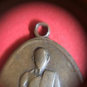 เหรียญเจ้าคุณนรฯ เนื้อทองแดงรูปไข่ ปี 13 พิมพ์สังฆาฎิ วัดเทพศิรินทร์ - Image 4