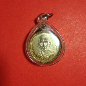 เหรียญกลมเล็กเจ้าคุณสวรรควรนายกรุ่น 1 ปี 2500 เนื้อทองแดงกะไหล่ทองสวยมากเลี่ยมพลาสติกพร้อมขึ้นคอ - Image 2