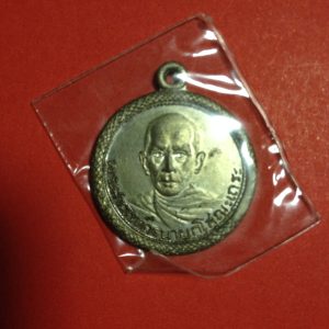 เหรียญกลมเล็กเจ้าคุณสวรรควรนายกรุ่น 1 ปี 2500 เนื้อทองแดงกะไหล่เงินเต็มสวยมากๆ - Image 2