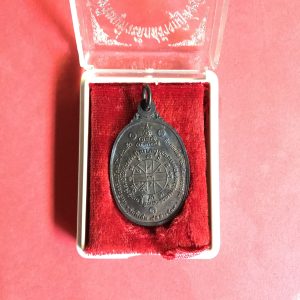 เหรียญ หลวงพ่คูณ รุ่นพิเศษ 4 ต.ค 2517หูขีดนวะ มีจารย์ด้านหน้า ซ้ายขวา สวยงามคมชัด - Image 2