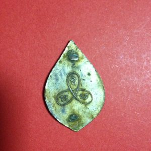 เข็มกลัดที่ระลึกงานฉลองสมณศักดิ์ท่านเจ้าคุณสวรรณวรนายก(หลวงพ่อเพชร) เนื้อทองแดงกระไหล่ทอง ปี 2490 - Image 4