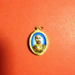 ล็อกเก็ตเสด็จพ่อร.5 สมัยรัชกาลที่ 6 เป็นเลี่ยมทองแกะลายยกซุ้ม พร้อมบูชา - Image 2