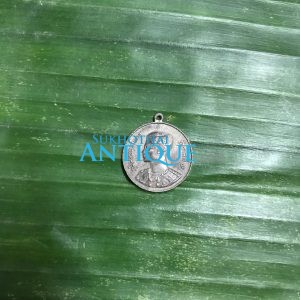 เหรียญพระราชทานห่วงเชื่อมพิมพ์ลึกเนื้อเงินปี2493 เก้าหางสั้น ไม่มีลายเซ็น - Image 3