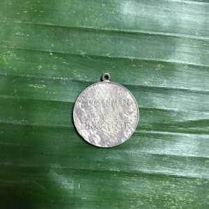 เหรียญพระราชทานห่วงเชื่อมพิมพ์ลึกเนื้อเงินปี2493 เก้าหางสั้น ไม่มีลายเซ็น - Image 2