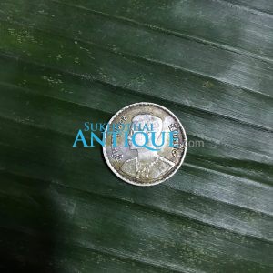 เหรียญพระราชทานไม่มีห่วงพิมพ์ตื้นเนื้อเงิน บล็อกนิยม เลข เก้าหางสั้นไม่มีลายเซ็น ปี2493 เลี่ยมพลาสติก - Image 1