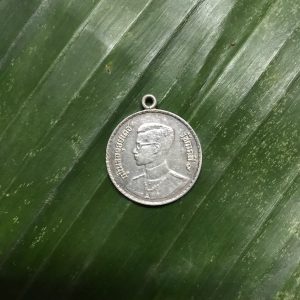 เหรียญพระราชทานห่วงเชื่อมพิมพ์ตื้นเนื้อเงิน บล็อกนิยม ปี2493 เลี่ยมกรอบเงินโบราณยกซุ้มเปิดฝาได้พร้อมใช้ - Image 2