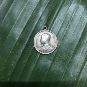 เหรียญพระราชทานห่วงเชื่อมพิมพ์ลึกเนื้อเงินปี 2493 เก้าหางสั้นกลาง  มีลายเซ็น - Image 2