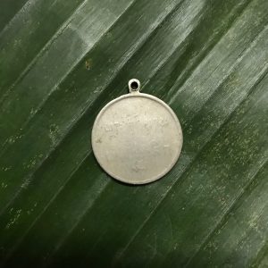 เหรียญพระราชทานห่วงเชื่อมพิมพ์ลึกเนื้อเงินปี 2493 เก้าหางสั้นกลาง  มีลายเซ็น - Image 4