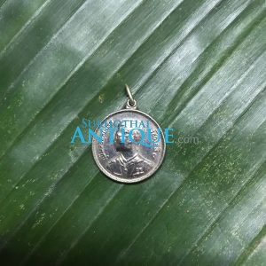 เหรียญพระราชทาน ลูกเสือ พิมพ์ลึก  เก้าหางสั้น มีลายเซ็นเล็ก - Image 1