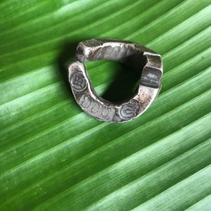 เงินเจียงเนื้อเงินหนัก 60.7 กรัม ประมาณ4บาท ตอกตรา ยอนและตราอี่นๆคมชัดมากอยู่รอบตัว - Image 2