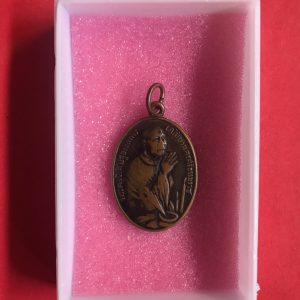 เหรียญไห้วข้างพ่อท่านคล้าย วัดหินงู เกาะสมุย สุราษฎร์ธานี เนื้อทองแดง หลังยันต์ ปี 2498 รุ่นแรกพิมพ์นิยมหลังยันต์ พ. มีจุด - Image 3