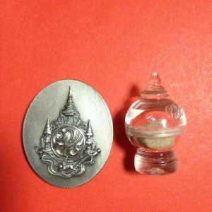 เหรียญพระบรมรูปในหลวงเนื้อเงินพิมพ์กลาง หนัก21 กรัม ปี2555 ตอกโค๊ต 1143 ออกโดยแพทย์สมาคมและสนง.ตำรวจแห่งชาติ - Image 2