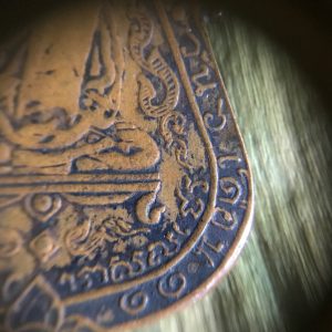 เหรียญขอเบ็ดเนื้อทองแดง หลวงปู่เอี่ยมวัดหนัง ยันต์ 4 บล็อก 4 จุด เนื้อเหรียญบางมาก - Image 4