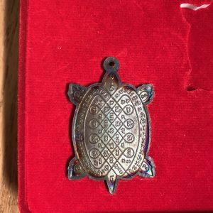 เหรียญพญาเต่าเรือน หลวงพ่อหลิว วัดไร่แตงทอง นครปฐม  ปี 2537 " รุ่น สุขใจ " เนื้อ นวะโลหะผิวไฟ ตอก 2 โค๊ตมีบอลกล่องเดิม - Image 2