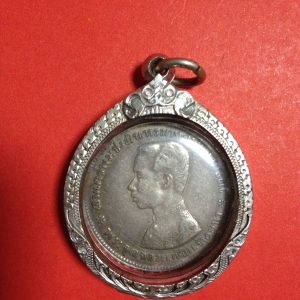 เหรียญ 1 บาท รัชกาลที่ 5 ตราแผ่นดิน - พระบรมเลี่ยมเงินหนาแกะลายกนกยกซุ้มไม่มี ร.ศ. - Image 2