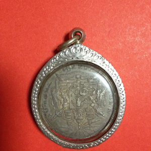 เหรียญ 1 บาท รัชกาลที่ 5 ตราแผ่นดิน - พระบรมเลี่ยมเงินหนาแกะลายกนกยกซุ้มไม่มี ร.ศ. - Image 3