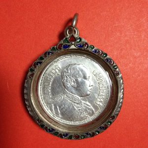 เหรียญเนื้อเงินหนึ่งบาท ตราพระบรมรูปร.6 - ตราไอราพรต พ.ศ.2460 เลี่ยมเงินโบราณลงยากันนำ้อย่างดีพร้อมใช้ - Image 2