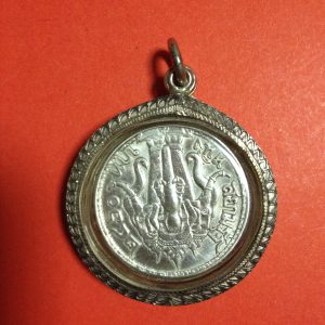 เหรียญเนื้อเงินหนึ่งบาท ตราพระบรมรูปร.6 - ตราไอราพรต พ.ศ.2460 เลี่ยมเงินโบราณลงยากันนำ้อย่างดีพร้อมใช้ - Image 3