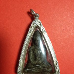 พระร่วงนั่งสมาธิเนื้อชิน วัดบ้านตาก สมบูรณ์สวยงามมากๆเลี่ยมเงินแกะลายหนากันน้ำสมบูรณ์พร้อมใช้ - Image 2