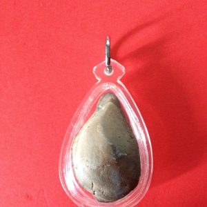 พระนางเส้นด้ายเนื้อดินเก่ามีซ่อมด้านหลังเล็กน้อย เลี่ยมพลาสติกกันน้ำสวยงามมาก - Image 3