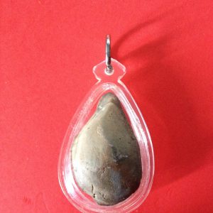 พระนางเส้นด้ายเนื้อดินเก่ามีซ่อมด้านหลังเล็กน้อย เลี่ยมพลาสติกกันน้ำสวยงามมาก - Image 4