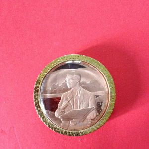 เหรียญหองแดงขัดเงาเลี่ยมขอบทอง เฉลิมพระเกียรติพระชนมพรรษา 6 รอบ 5 ธันวา 2542 - Image 2