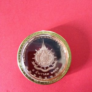 เหรียญหองแดงขัดเงาเลี่ยมขอบทอง เฉลิมพระเกียรติพระชนมพรรษา 6 รอบ 5 ธันวา 2542 - Image 3