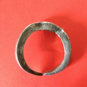 เงินกำไรขาเหลี่ยม หรือเงินกำไล  (Silver Bracelet Money ) หนัก 4 บาทหรือ 1 ตำลึง - Image 4