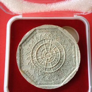 หลวงพ่อโสธรรุ่น " ทองประธาน " องค์พระสีทองฉากสีขาว ข้างองค์พระตอกโค๊ต ส่วนที่ฐานตอกโค๊ต 16864 พร้อมกล่อง - Image 3