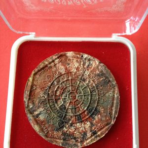 หลวงพ่อโสธรรุ่น " ทองประธาน " องค์พระสีทองฉากสีก้นครก ข้างองค์พระติกโค๊ต ส่วนที่ฐานตอกโค๊ต 127738   พร้อมกล่อง - Image 3