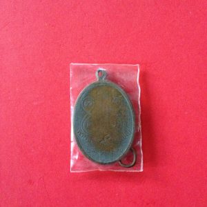 เหรียญพระนั่งสมาธิเนื้อทองแดงกะไหล่ทอง ไม่ทราบพระ ไม่ทราบวัด สร้าง  ปี  2516 - Image 4