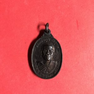 เหรียญหลวงพ่อคูณเนื้อนวะ รุ่น สร้างกุฏิสงฆ์ หรือเรียก รุ่นพิเศษ 2 ตุลาคม 2517 บล็อกหน้าแตกหูขีด ลงจารณ์ - Image 2