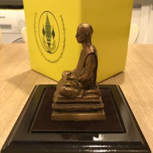 องค์หล่อในหลวงทรงผนวชขนาด 2" รุ่นพลังแผ่นดิน ปี 2554 พร้อมฐานไม้และครอบพลาสติกใสอย่างดี อยู่ในกล่องกระดาษแข็งสีเหลืองจากวัด - Image 4