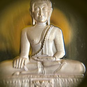 เหรียญพระพุทธเทวาราชปฎิมากรปิดทอง รูปไข่ ด้านหลังเป็นรูปพระอินท์ทรงช้างสามเศียร  ขอบเฟืองมีตอกโค๊ตกำกับ - Image 3