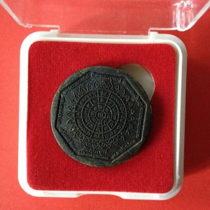 หลวงพ่อโสธรรุ่น " ทองประธาน " องค์พระสีทองฉากสีดำ ข้างองค์พระตอกโค๊ต ส่วนที่ฐานตอกโค๊ต 282600 พร้อมกล่องเดิม - Image 4