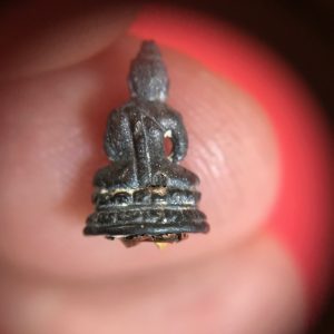 พระชัยวัฒน์เนื้อนวะหล่อโบราณ ผสมมวลสารพระกริ่งชินบัญชรหลวงปู่ทิม กริ่งหลวงปู่โต็ะ ก้นอุดตระกุดทองคำ - Image 4