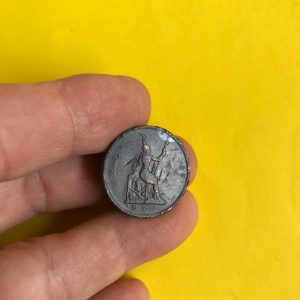 เหรียญทองแดง 1 อัฐ ร.ศ.122 สมัยรัชกาลที่ 5 หน้าตรงพระบรมรูป - พระสยามเทวาธิราช สภาพเดิมๆ (หัวก้อยตรง ) - Image 4