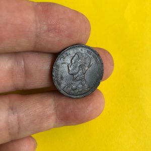 เหรียญทองแดง 1 อัฐ ร.ศ.122 สมัยรัชกาลที่ 5 หน้าตรงพระบรมรูป - พระสยามเทวาธิราช สภาพเดิมๆ (หัวก้อยตรง ) - Image 2