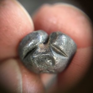 เม็ดเงินพดด้วงหนักสองสลึง สุโขทัย ตราหอยสังข์ + ช้างการ์ตูน มีรอยบาก สวยงามสมบูรณ์มากๆ - Image 2