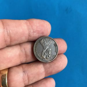 เหรียญทองแดง 1 อัฐ ร.ศ.124  สมัยรัชกาลที่ 5 หน้าตรงพระบรมรูป - พระสยามเทวาธิราช สภาพเดิมๆ - Image 2