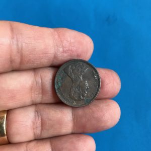 เหรียญทองแดง 1 อัฐ ร.ศ.124  สมัยรัชกาลที่ 5 หน้าตรงพระบรมรูป - พระสยามเทวาธิราช สภาพเดิมๆ - Image 2