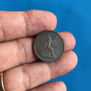 เหรียญทองแดง 1 อัฐ ร.ศ.124  สมัยรัชกาลที่ 5 หน้าตรงพระบรมรูป - พระสยามเทวาธิราช สภาพเดิมๆ - Image 3