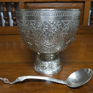 พานขันเงินตักบาตรเก่าลายเทพนม เส้นผ่าศูนย์กลาง 8" เนื้อเงินดีมีน้ำหนัก 680.5 กรัม ( 44.7 บาท ) - Image 2