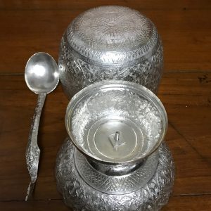 พานขันเงินตักบาตรเก่าลายเทพนม เส้นผ่าศูนย์กลาง 8" เนื้อเงินดีมีน้ำหนัก 680.5 กรัม ( 44.7 บาท ) - Image 4