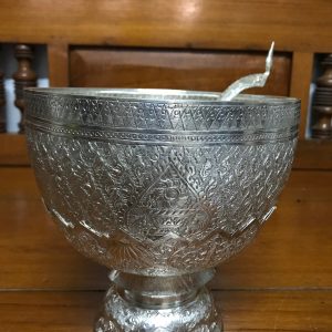 พานขันเงินตักบาตรเก่าลาย สังข์ ในกระจก  เส้นผ่าศูนย์กลาง 7 1/2"  เนื้อเงินดีมีน้ำหนัก 520.6 กรัม ( 34 บาท ) - Image 2