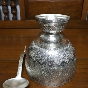 พานขันเงินตักบาตรเก่าลาย สังข์ ในกระจก  เส้นผ่าศูนย์กลาง 7 1/2"  เนื้อเงินดีมีน้ำหนัก 520.6 กรัม ( 34 บาท ) - Image 3