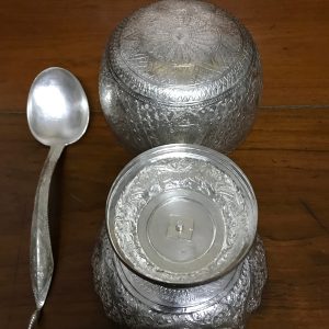 พานขันเงินตักบาตรเก่าลาย สังข์ ในกระจก  เส้นผ่าศูนย์กลาง 7 1/2"  เนื้อเงินดีมีน้ำหนัก 520.6 กรัม ( 34 บาท ) - Image 4